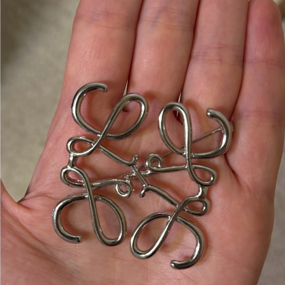 Silver Brooch with Elegant Design - Picture 3 of 4